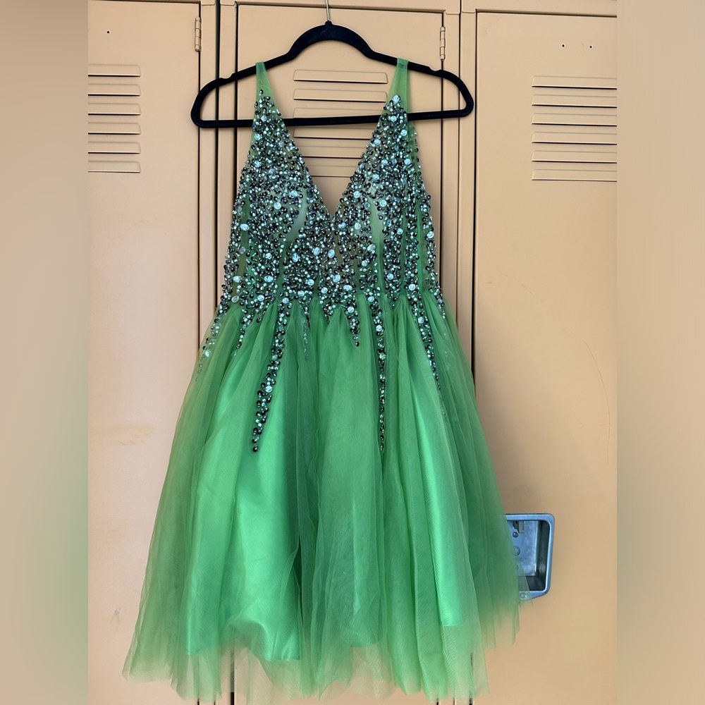 Never worn— doesn’t fit